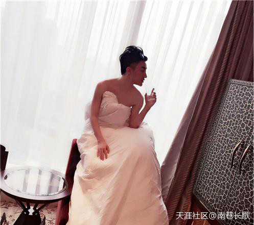 华为双曲面无框手机
:三星还是"弯"了<strongalt=